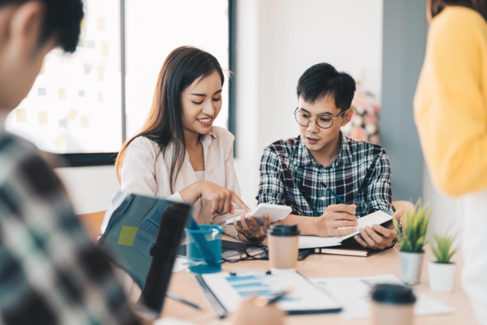 Estudiantes participando en diferentes modalidades de aprendizaje financiero